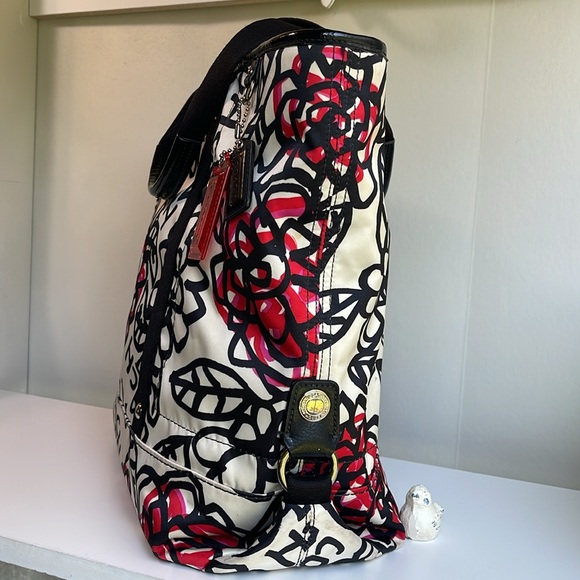 Coach Poppy Tote - Picture 13 of 17